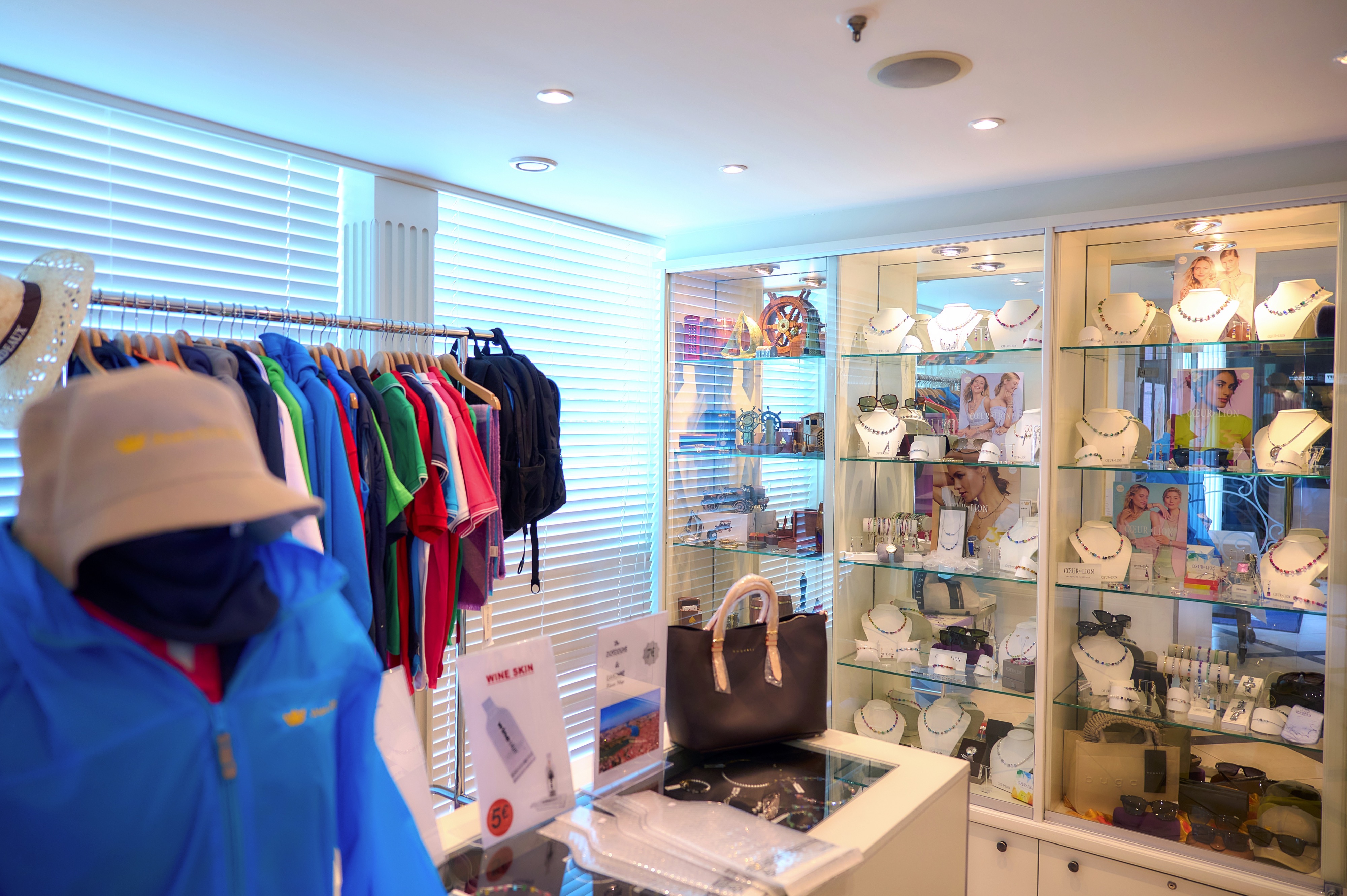 ©AmaWaterways AmaDolce Interior Gift Shop.jpg